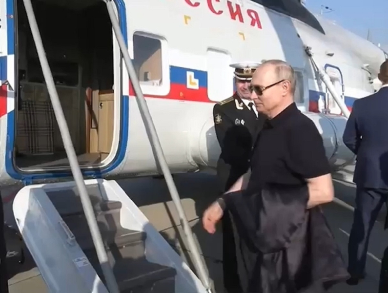 «У вас тут выбилось»: Путин поправил форму офицеру с ядерным чемоданчиком