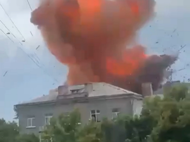 Удар дрона-камикадзе по зданию СБУ в Сумах прямо во время совещания попал на видео