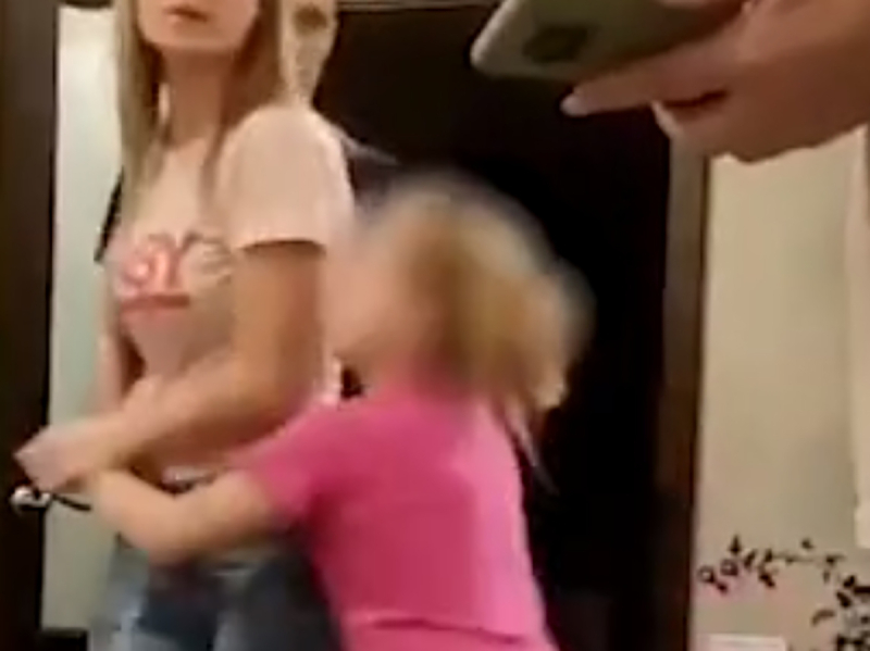 В Сети появилось видео домашнего насилия в семье девочки, показавшей в эфире Первого канала жест о помощи